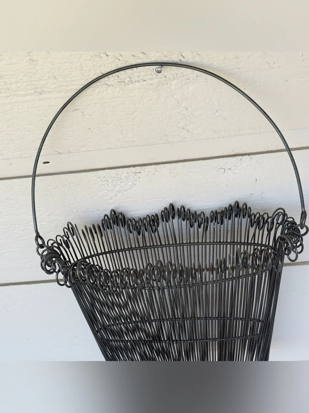 Black Metal Wire Wall Pocket Vase Planter/ Basket Organizer Whimsical Twirly Rim